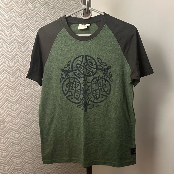 Book of Kells Irish raglan tee - Picture 1 of 5